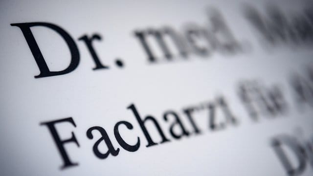 Streng geschützt: Welcher Arzt sich wie nennen darf, ist gesetzlich genau geregelt. Streng geschützt: Welcher Arzt sich wie nennen darf, ist gesetzlich genau geregelt.