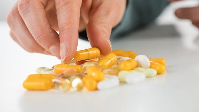 Schlaf- oder Schmerzmittel gibt es auch ohne Rezept. Schlaf- oder Schmerzmittel gibt es auch ohne Rezept.
