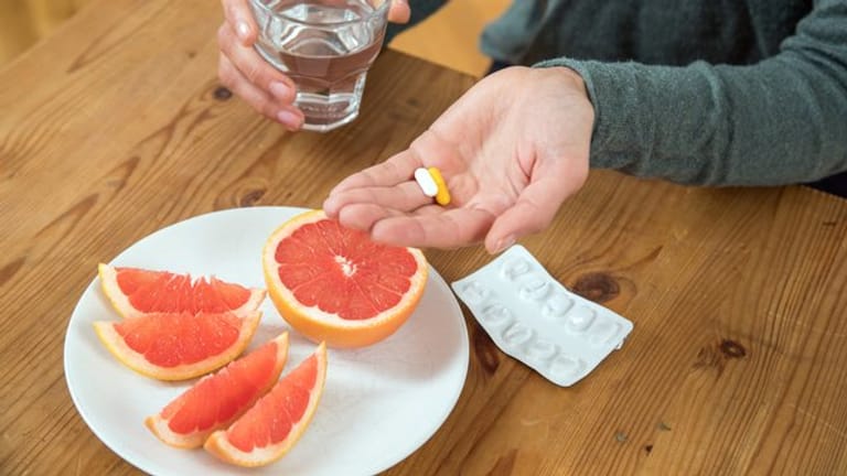 Keine gute Kombination: Wer Medikamente einnimmt, sollte davor keine Grapefruits essen.