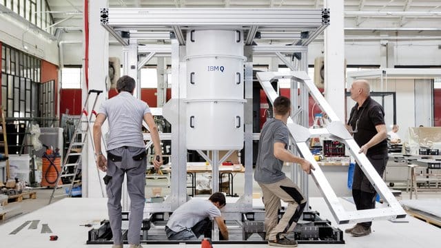 Mitarbeiter des Gehäuse- und Installationsdesigners Goppion bauen den Rahmen für einen Quantencomputer vom Typ "IBM Q System One" auf und bereiten diesen für Tests vor. Mitarbeiter des Gehäuse- und Installationsdesigners Goppion bauen den Rahmen für einen Quantencomputer vom Typ "IBM Q System One" auf und bereiten diesen für Tests vor.