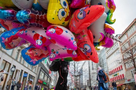 Ballonverkäufer in der Hannoveraner Innenstadt: Niedersachsens Grünen-Chefin Kura hat klargestellt, dass sie kein grundsätzliches Verbot von Luftballons verlangt.