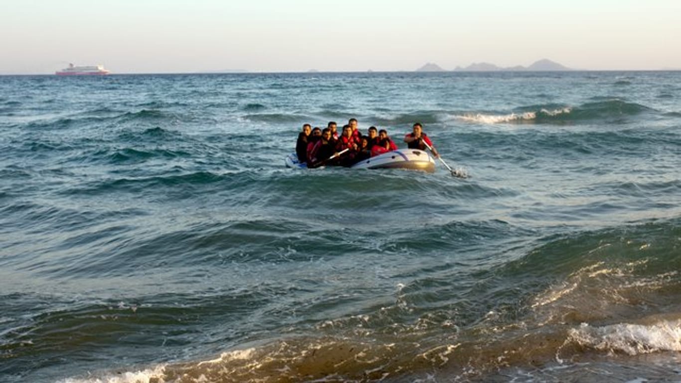Migranten steuern in einem Schlauchboot auf die griechische Insel Kos zu.