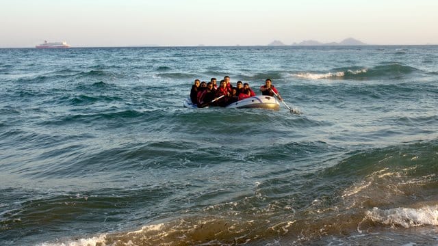 Migranten steuern in einem Schlauchboot auf die griechische Insel Kos zu.