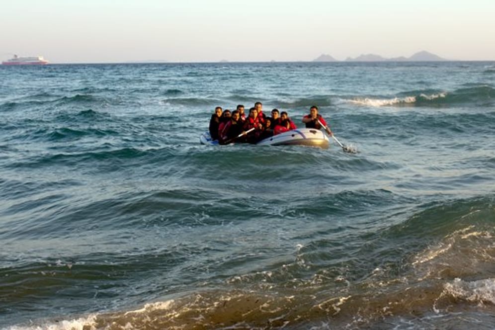 Migranten steuern in einem Schlauchboot auf die griechische Insel Kos zu.