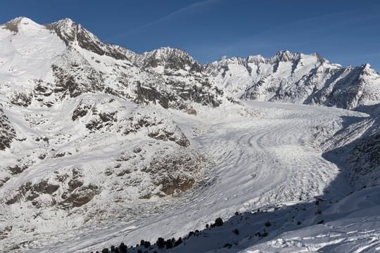 Der Aletschgletscher droht bis Ende des Jahrhunderts auf ein paar Eisfelder zusammenzuschrumpfen.