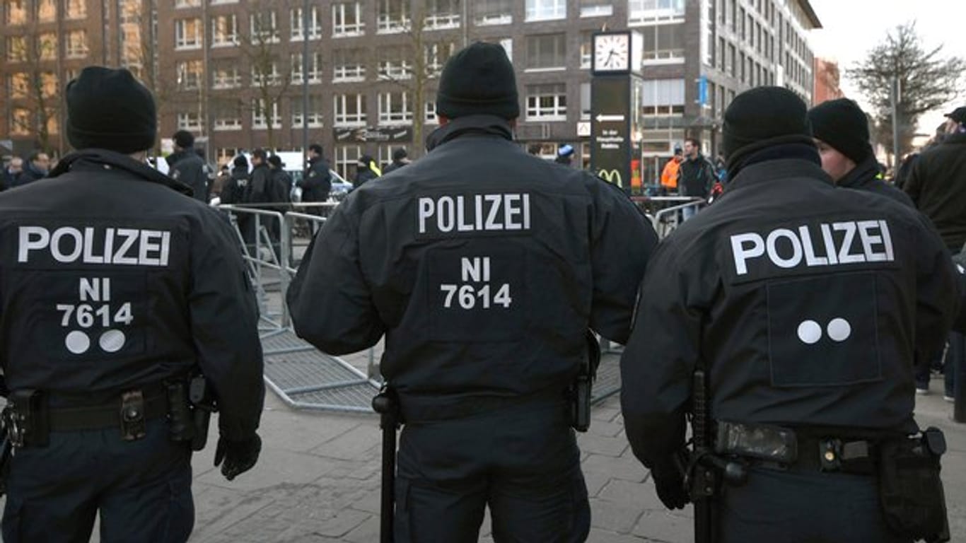 Polizeikräfte bei einem Einsatz in Bremen.
