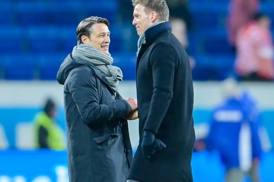 Niko Kovac (l) will mit dem FC Bayern Julian Nagelsmann mit RB Leipzig vom Spitzenplatz der Tabelle verdrängen.