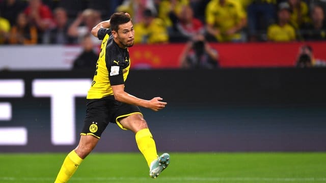 Der Vertrag von Raphael Guerreiro beim BVB soll verlängert werden. Der Vertrag von Raphael Guerreiro beim BVB soll verlängert werden.