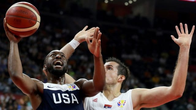 Der Serbe Nemanja Bjelica (r) verteidigt gegen US-Spieler Kemba Walker. Der Serbe Nemanja Bjelica (r) verteidigt gegen US-Spieler Kemba Walker.
