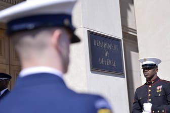 Zwei Soldaten am Pentagon (Symbolbild): Im US-Militär sind einem Bericht zufolge in den vergangenen Jahren 100.000 Männer Opfer sexuellen von Übergriffen geworden.