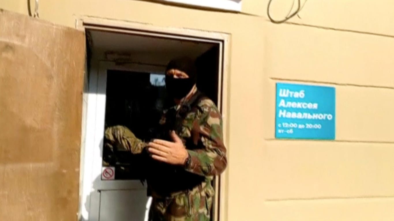 Maskierte Beamte bei der Durchsuchung eines Büros des Oppositionspolitikers Nawalny: "Wir haben noch nie so einen heftigen Schlag erlebt."