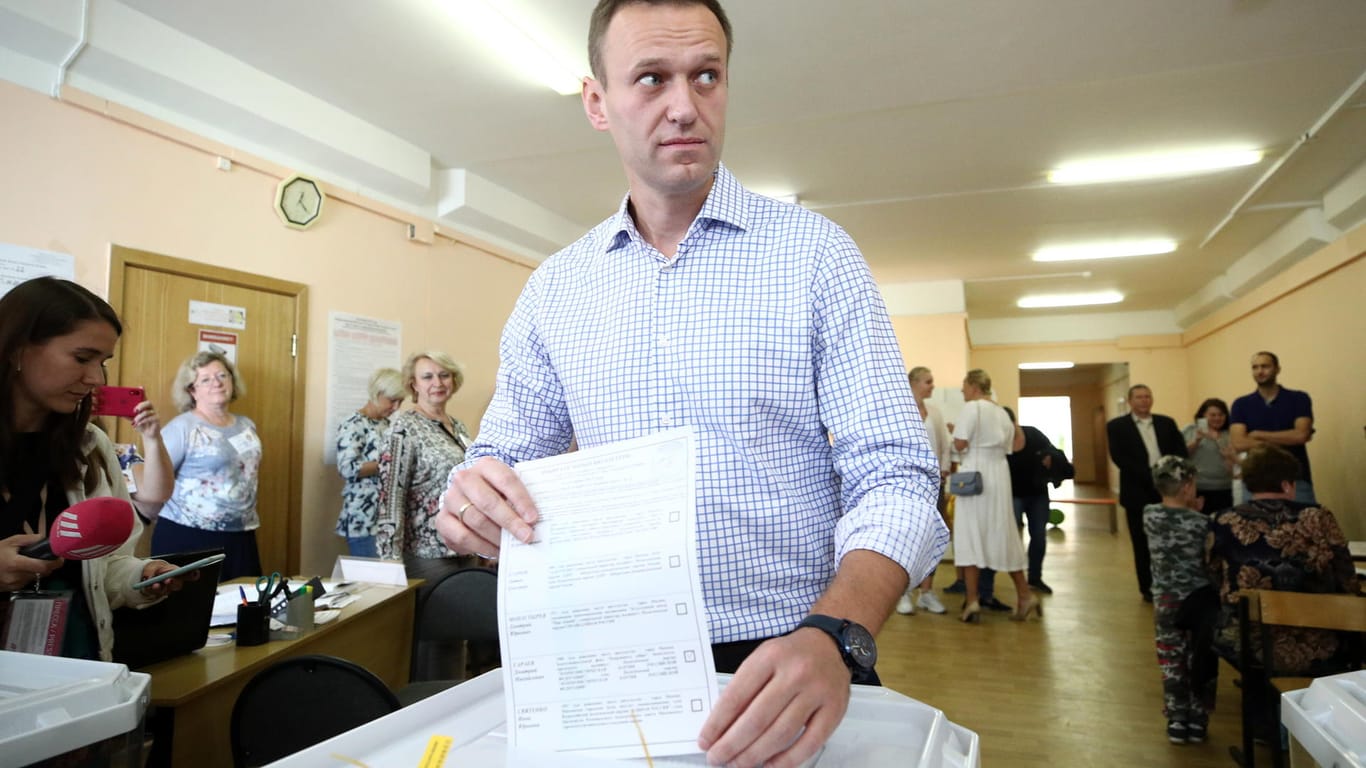 Alexej Nawalny in einem Wahllokal in Moskau am 8. September: Putins Partei Einiges Russland hatte bei den Regionalwahlen massiv verloren.