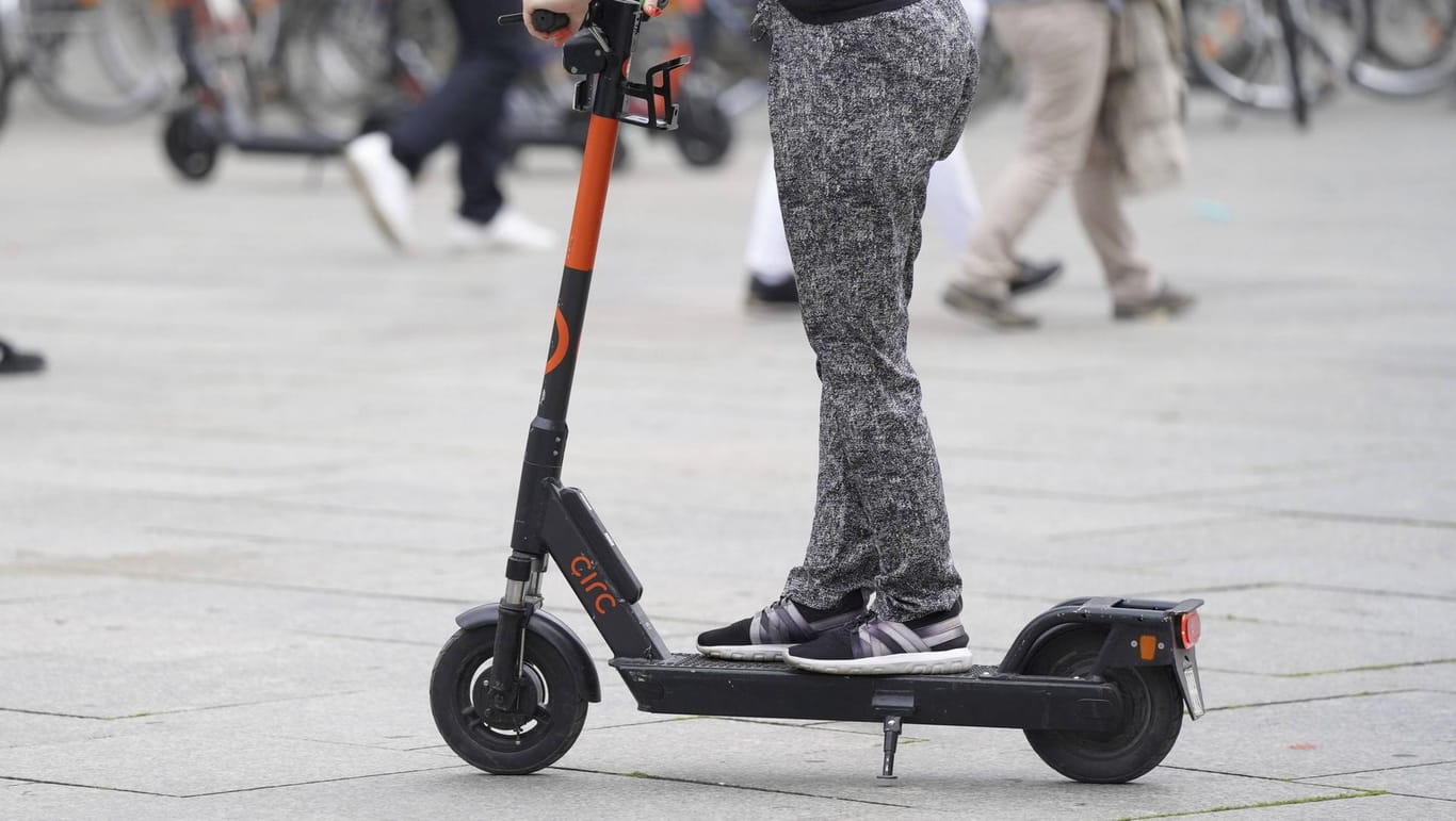 Eine Frau fährt mit einem E-Scooter: Seit zwei Monaten kann man die E-Roller in Dortmund leihen.