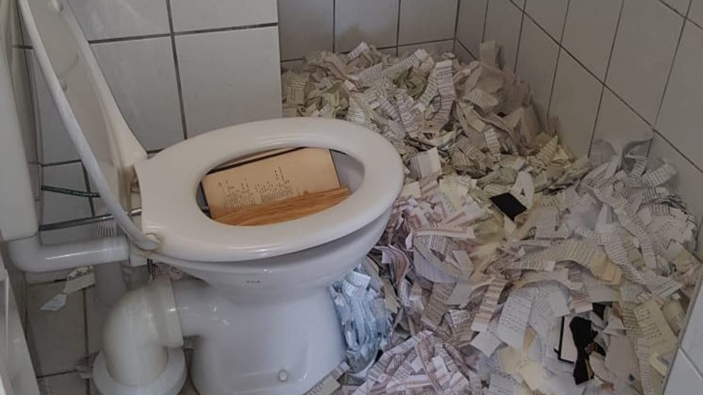 Zerrissene Koranseiten, das Buch in der Toilette: Das Foto aus der Moschee in Schleswig ging auch in großem Ausmaß durch die türkische Presse. Ein Iraker hat nun gestanden.