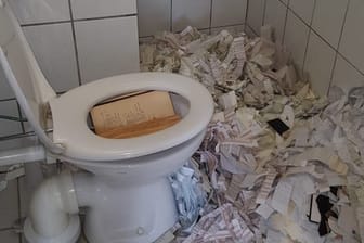 Zerrissene Koranseiten, das Buch in der Toilette: Das Foto aus der Moschee in Schleswig ging auch in großem Ausmaß durch die türkische Presse. Ein Iraker hat nun gestanden.