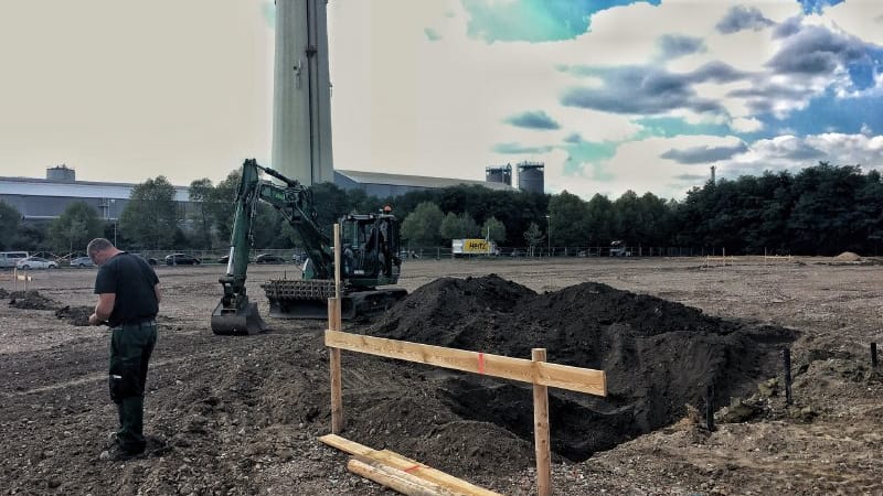 Ein Bagger steht neben einem Erdloch: Bei Bauarbeiten in Essen-Bergeborbeck ist eine Weltkriegsbombe entdeckt worden. Ein Bagger steht neben einem Erdloch: Bei Bauarbeiten in Essen-Bergeborbeck ist eine Weltkriegsbombe entdeckt worden.