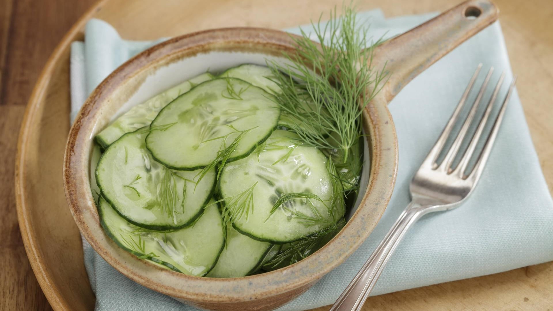 Gurkensalat: Die wohl beliebteste Zubereitung der Schlangengurke ist der klassische Gurkensalat.