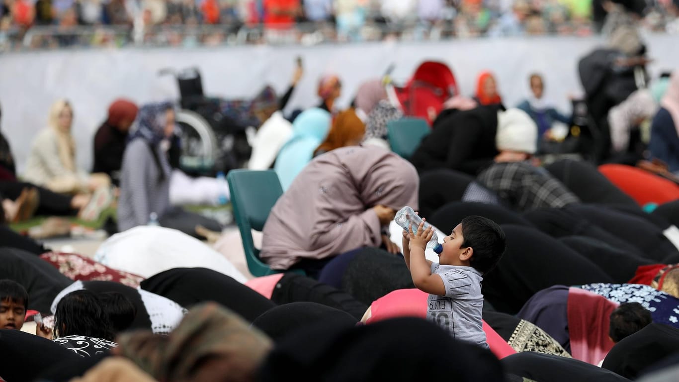 Trauernde Musliminnen in Christchurch (Neuseeland) kurz nach dem Terroranschlag: Im kommenden Jahr beginnt der Prozess gegen den Täter.