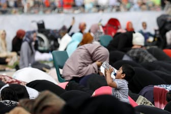 Trauernde Musliminnen in Christchurch (Neuseeland) kurz nach dem Terroranschlag: Im kommenden Jahr beginnt der Prozess gegen den Täter.