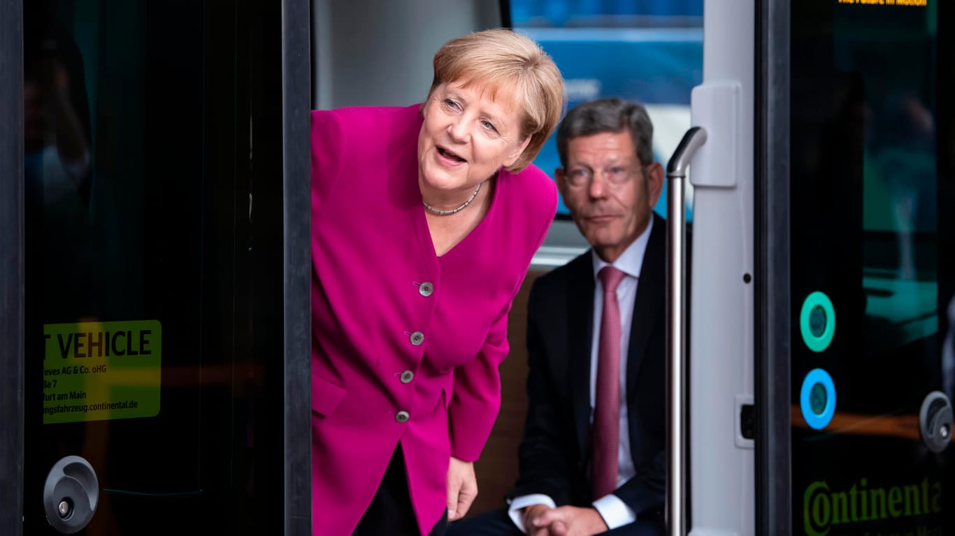 Mattes mit Kanzlerin Merkel auf der IAA: Der VDA-Chef soll zu wenig Nähe zu den wichtigen Politikern gehabt haben.