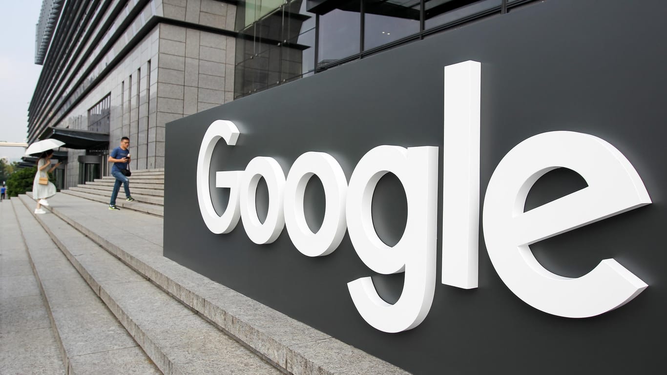 Das Google Logo außerhalb eines Gebäudes: Google zahlt fast eine Milliarde Euro in Steuerstreit an Frankreich.