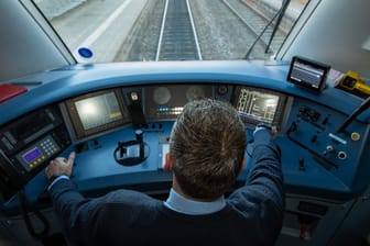 Lokführer im Triebwagen der Deutschen Bahn (Symbolbild): Ohne Zugpersonal wird das mit der Verkehrswende nichts.