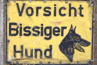 Ein altes Schild warnt vor einem Schäferhund: Warum der Hund in Balgstädt so agressiv wurde ist unklar.