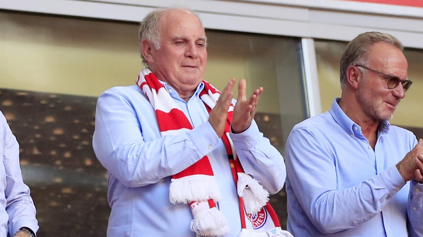 Applaus von Uli Hoeneß: Der Präsident des FC Bayern lobt den Leipziger Trainer Julian Nagelsmann.