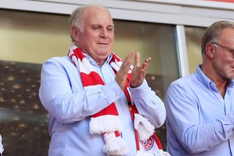 Applaus von Uli Hoeneß: Der Präsident des FC Bayern lobt den Leipziger Trainer Julian Nagelsmann.