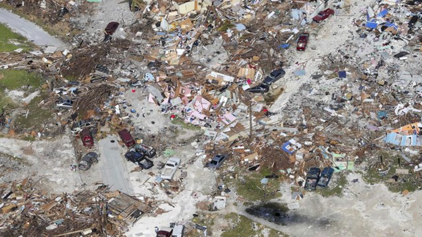 "Als wäre eine Atombombe explodiert": In einige der verwüsteten Gebiete auf den Bahamas sind immer noch keine Helfer vorgedrungen.