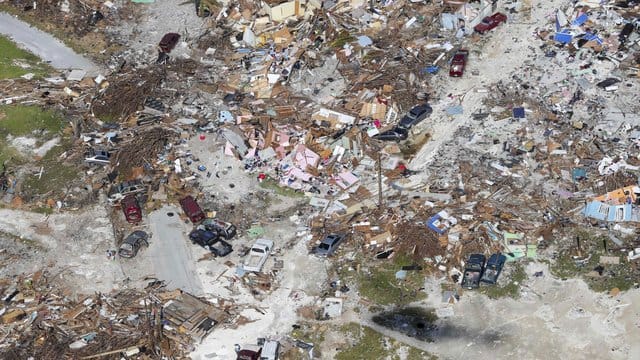 "Als wäre eine Atombombe explodiert": In einige der verwüsteten Gebiete auf den Bahamas sind immer noch keine Helfer vorgedrungen. "Als wäre eine Atombombe explodiert": In einige der verwüsteten Gebiete auf den Bahamas sind immer noch keine Helfer vorgedrungen.