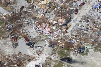 "Als wäre eine Atombombe explodiert": In einige der verwüsteten Gebiete auf den Bahamas sind immer noch keine Helfer vorgedrungen.