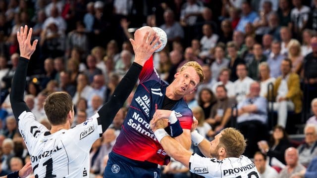 Die Kieler Hendrik Pekeler (l) und Steffen Weinhold (r) verteidigen am Wurfkreis gegen Simon Jeppsson von der SG Flensburg-Handewitt. Die Kieler Hendrik Pekeler (l) und Steffen Weinhold (r) verteidigen am Wurfkreis gegen Simon Jeppsson von der SG Flensburg-Handewitt.