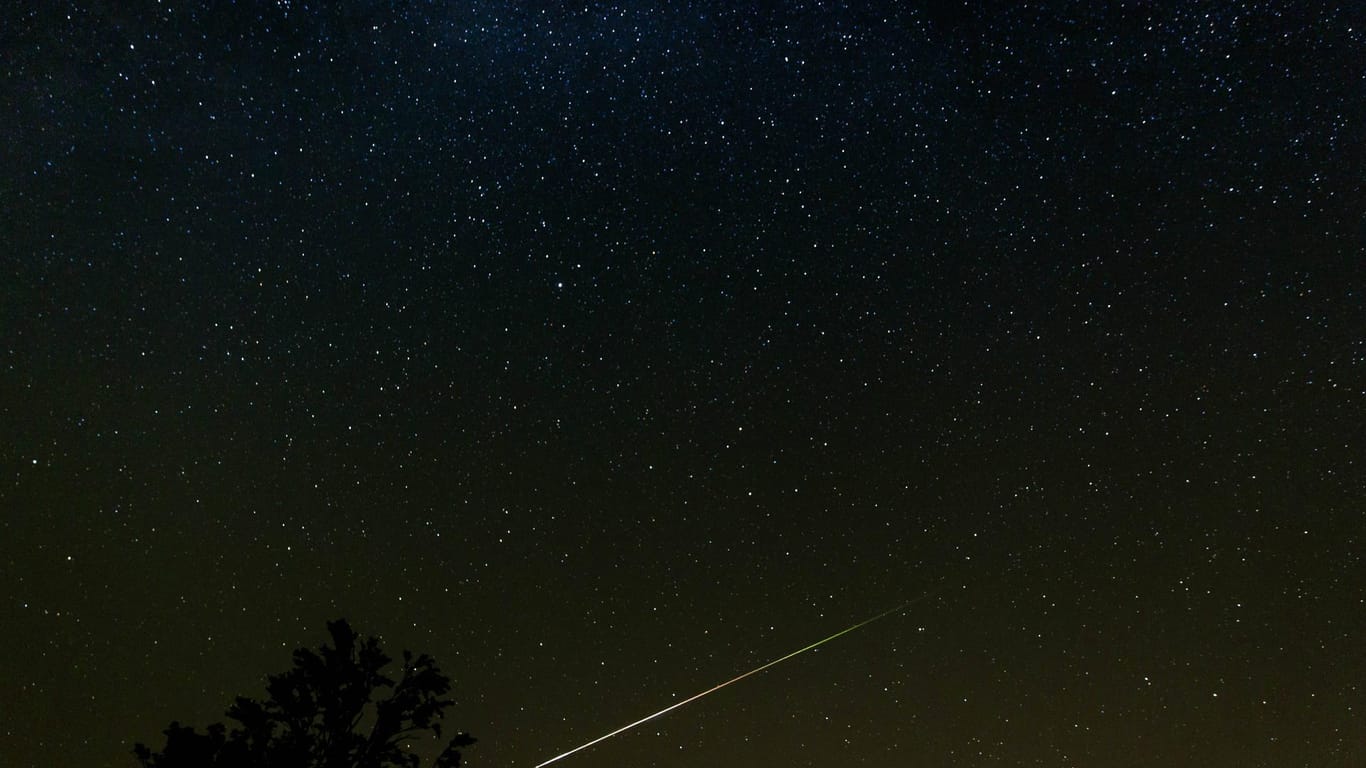 Ein Meteor am Nachthimmel: Wenn ein Meteoroid in die Erdatmosphäre eintritt, verglüht er und erzeugt eine Sternschnuppe.