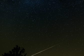 Ein Meteor am Nachthimmel: Wenn ein Meteoroid in die Erdatmosphäre eintritt, verglüht er und erzeugt eine Sternschnuppe.