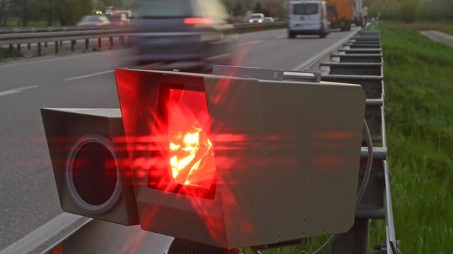 Wer beim Rasen erwischt wird, kann das auferlegte Fahrverbot nicht in mehrere Etappen aufteilen. Wer beim Rasen erwischt wird, kann das auferlegte Fahrverbot nicht in mehrere Etappen aufteilen.