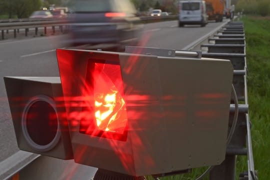 Wer beim Rasen erwischt wird, kann das auferlegte Fahrverbot nicht in mehrere Etappen aufteilen.