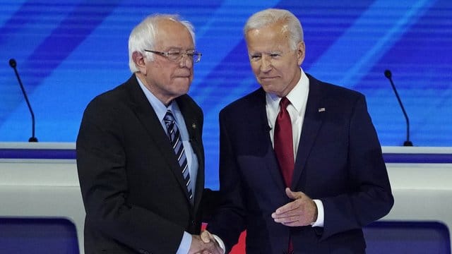 Bernie Sanders (L) und Joe Biden begrüßen sich zur dritten TV-Debatte. Bernie Sanders (L) und Joe Biden begrüßen sich zur dritten TV-Debatte.