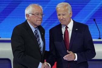 Bernie Sanders (L) und Joe Biden begrüßen sich zur dritten TV-Debatte.