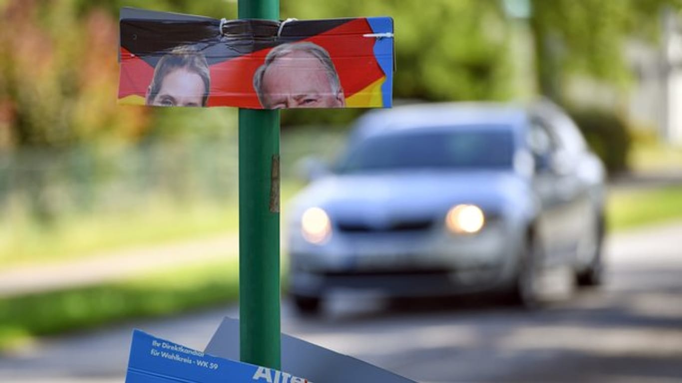 Ein zerstörtes Wahlplakat der AfD.