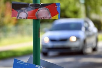 Ein zerstörtes Wahlplakat der AfD.