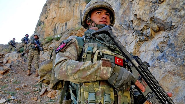 Soldaten der türkischen Armee bei einer Patrouille im Südosten der Türkei. Soldaten der türkischen Armee bei einer Patrouille im Südosten der Türkei.