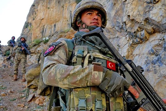 Soldaten der türkischen Armee bei einer Patrouille im Südosten der Türkei.