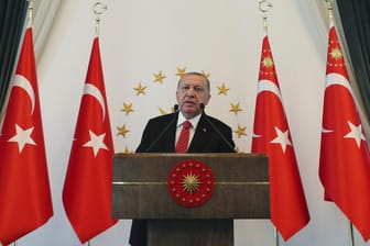 Recep Tayyip Erdogan: Nach einem tödlichen Sprengstoff-Angriff auf Zivilisten in der Türkei kündigt der Präsident an, die Täter zur Verantwortung zu ziehen.