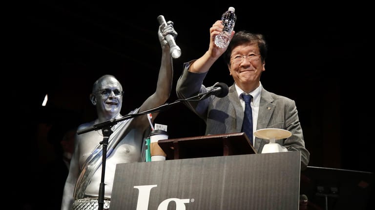 Shigeru Watanabe erhält den Ig-Nobelpreis