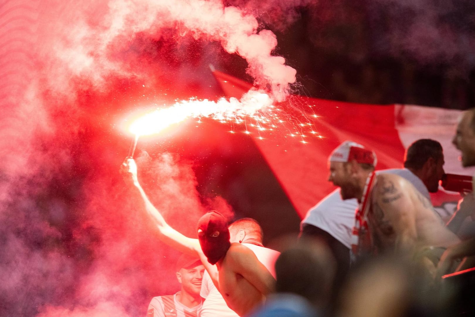 Ein bengalisches Feuer wird von einem Köln-Fan gehalten: Immer wieder kommt es in Stadien zu Problemen mit Böllern und Pyrotechnik.