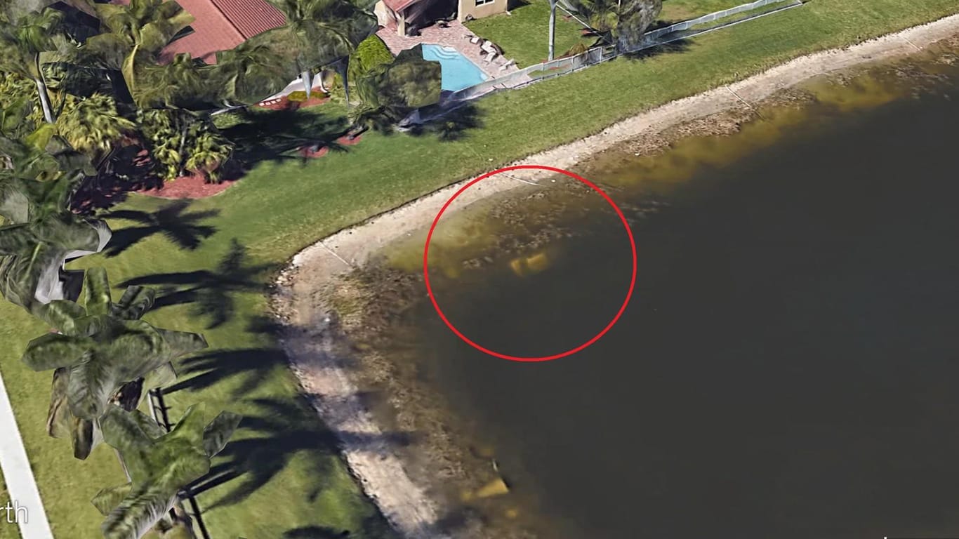 Ein Auto liegt in einem See in Florida: Ein Amerikaner hat zufällig zur Aufklärung eines alten Vermisstenfalls beigetragen.