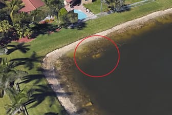 Ein Auto liegt in einem See in Florida: Ein Amerikaner hat zufällig zur Aufklärung eines alten Vermisstenfalls beigetragen.