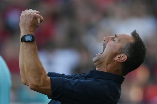 Kölns Trainer Achim Beierlorzer bekommt auch Ratschläge von seiner Frau Steffi.