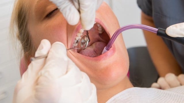 Ein Zahnarzt, der eine als Praxisklinik führt, muss auch stationäre Behandlungen anbieten. Ein Zahnarzt, der eine als Praxisklinik führt, muss auch stationäre Behandlungen anbieten.